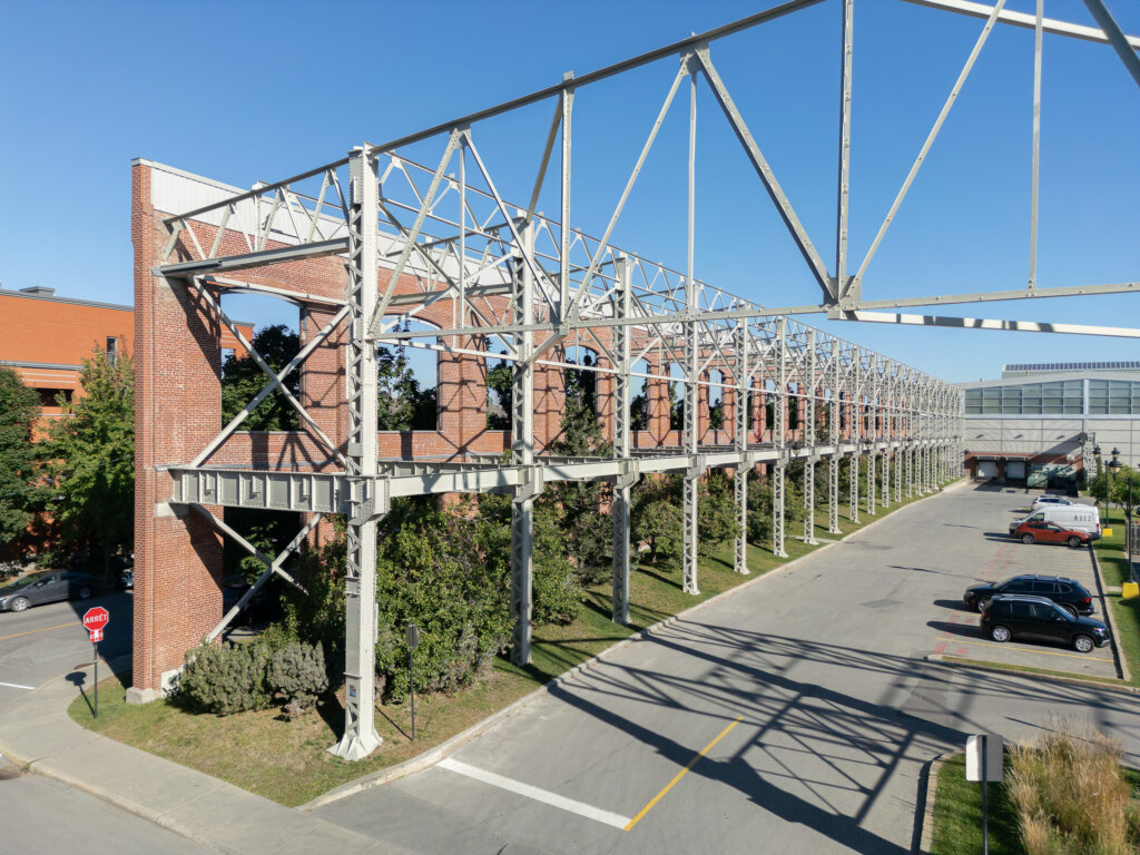 Vue de près de la structure d'acier des Shops Angus