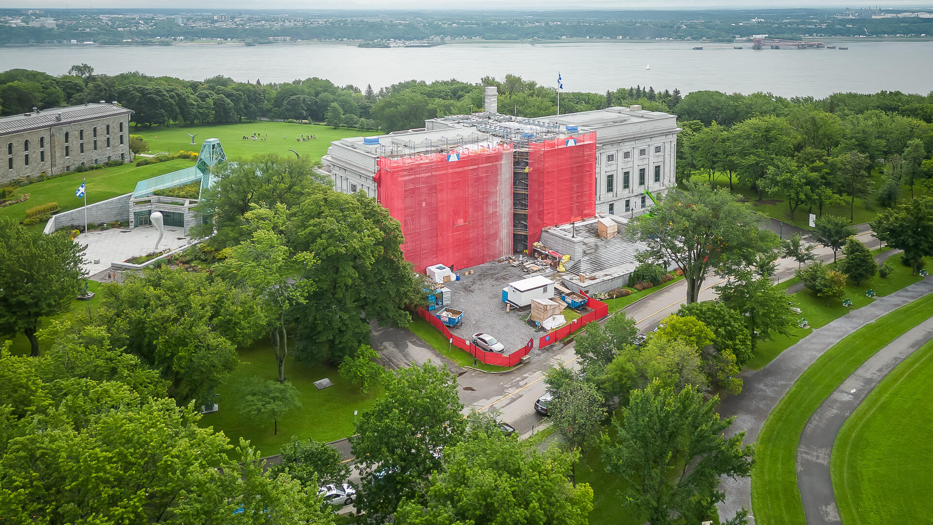 Photo du Musée national des beaux-arts du Québec avec l'échafaudage