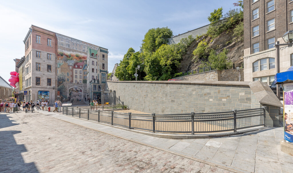 Parc de la Cetière avec vue sur la fresque