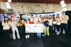 Photo d'équipe avec le chèque du montant amassé final