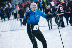 Un participant en ski de fond