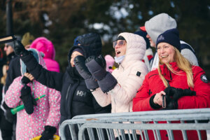 Le public encourageant les participants