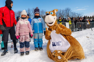 La mascotte avec des enfants