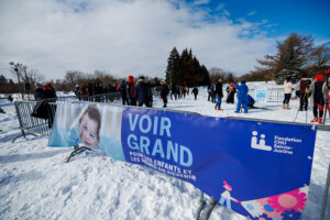 Une bannière installée sur le site du triathlon