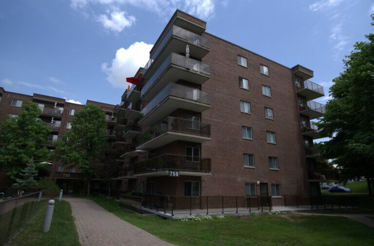 Immeuble de la rue Gingras, vue de loin