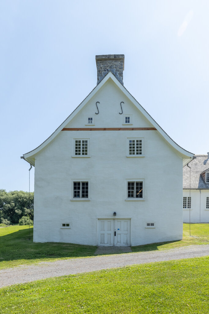 Vue de l'extérieur, sur le côté de la Petite-Ferme