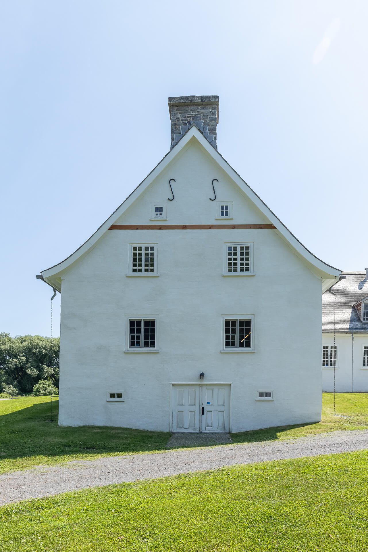 Vue de l'extérieur, sur le côté de la Petite-Ferme