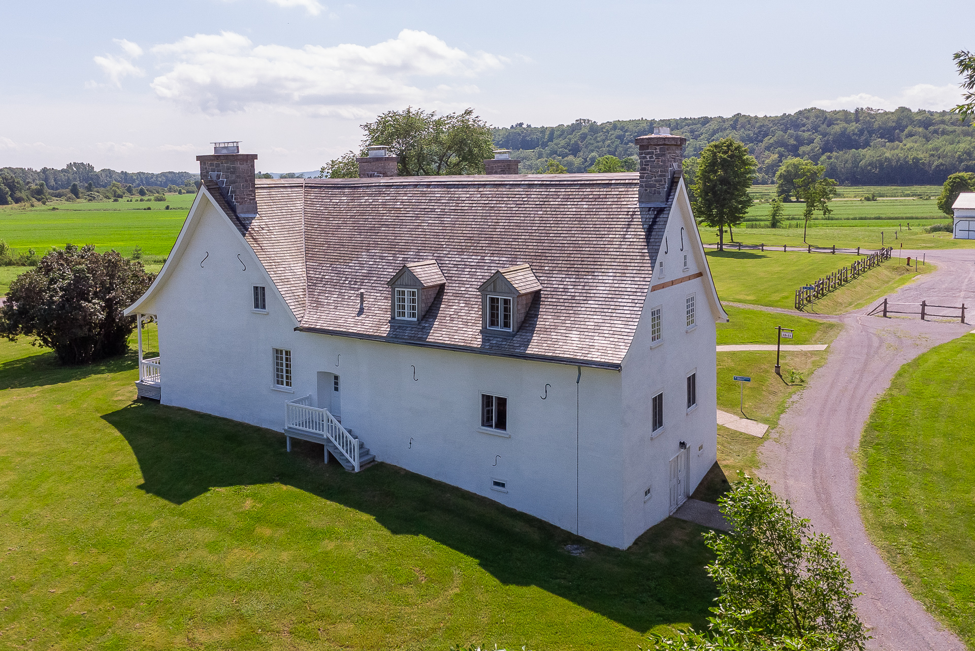 Vue en angle du revêtement extérieur de la Petite-Ferme