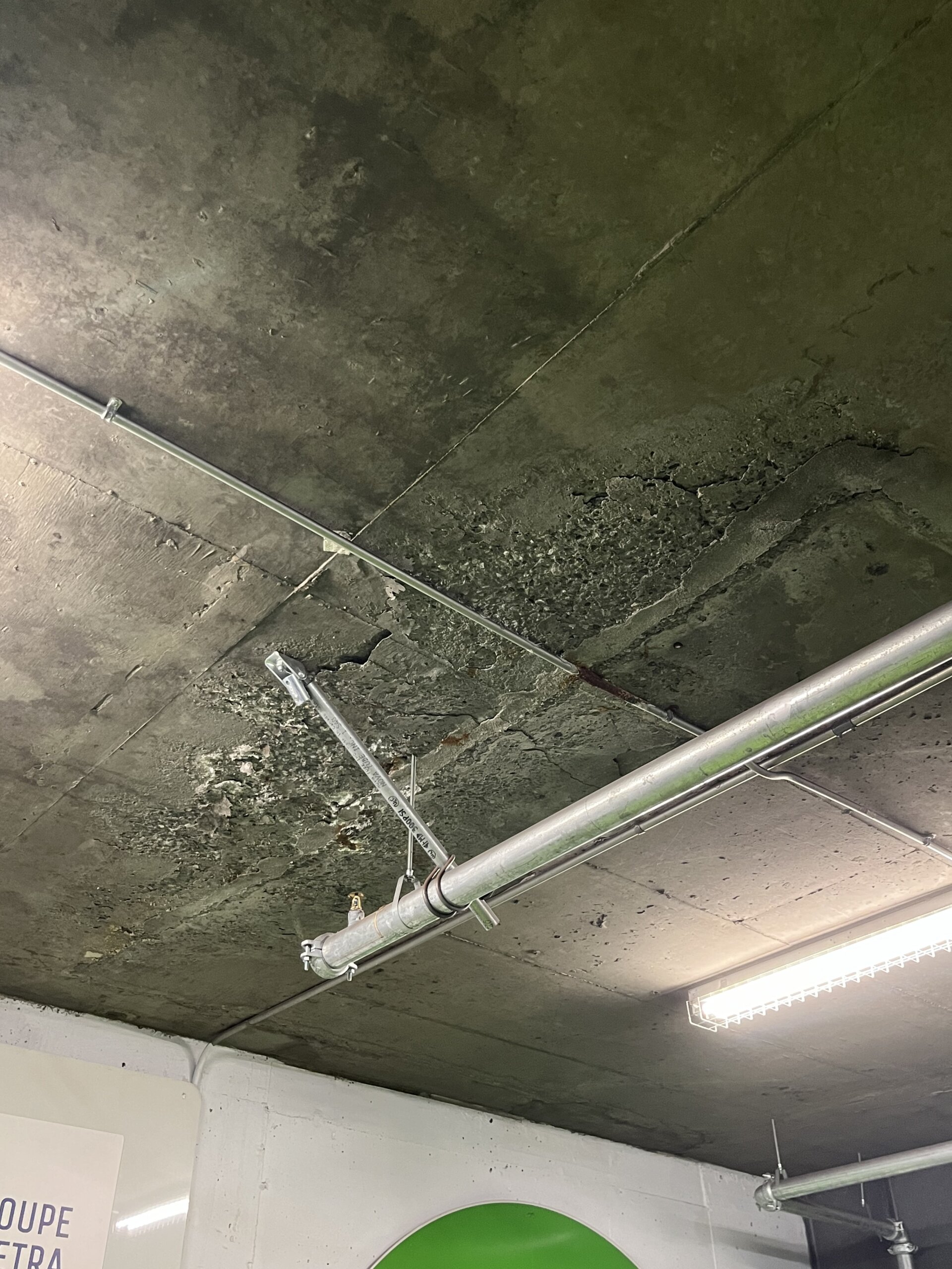 Délamination du béton au plafond