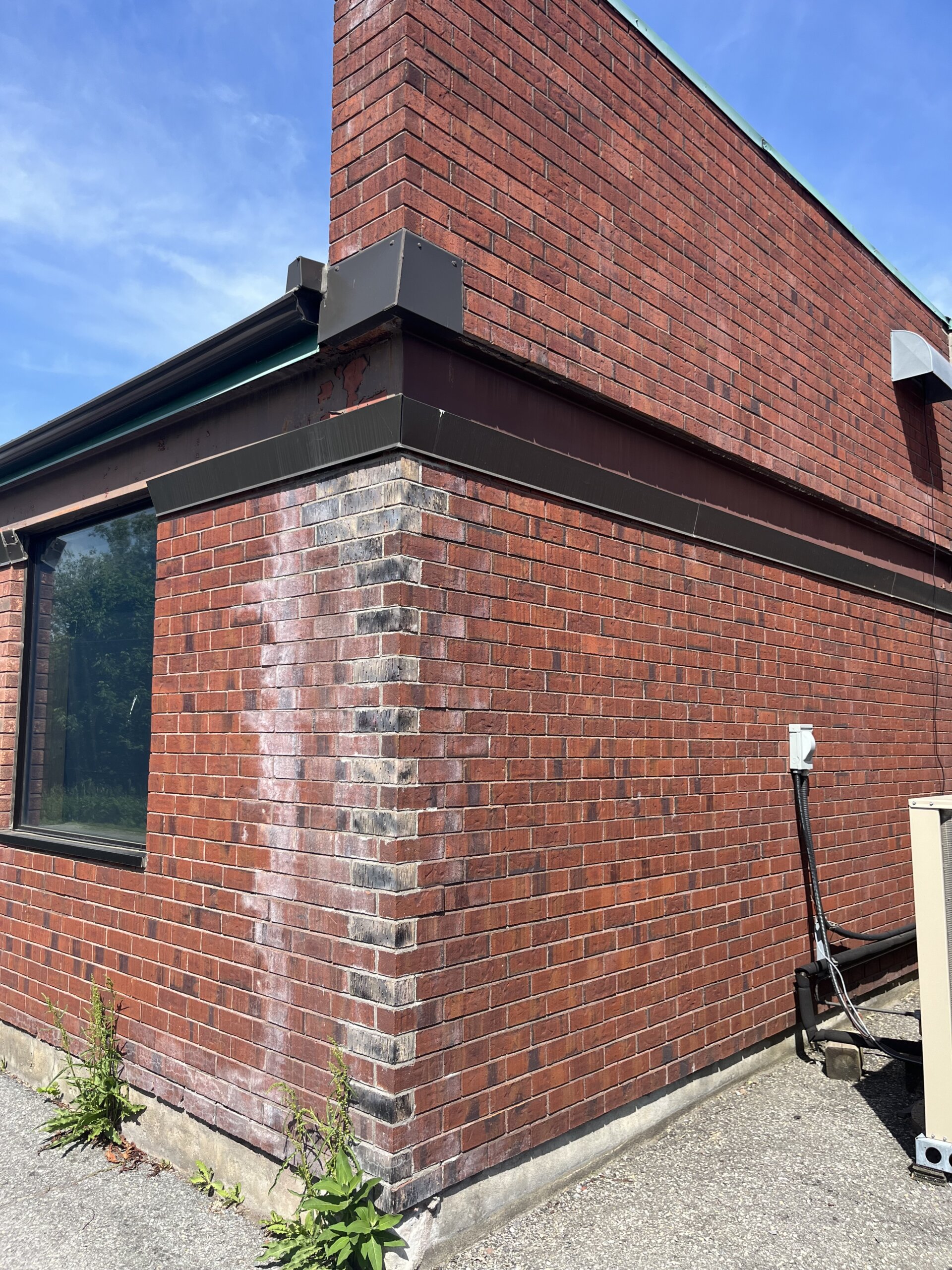 Immeuble avec efflorescence sur la brique extérieure