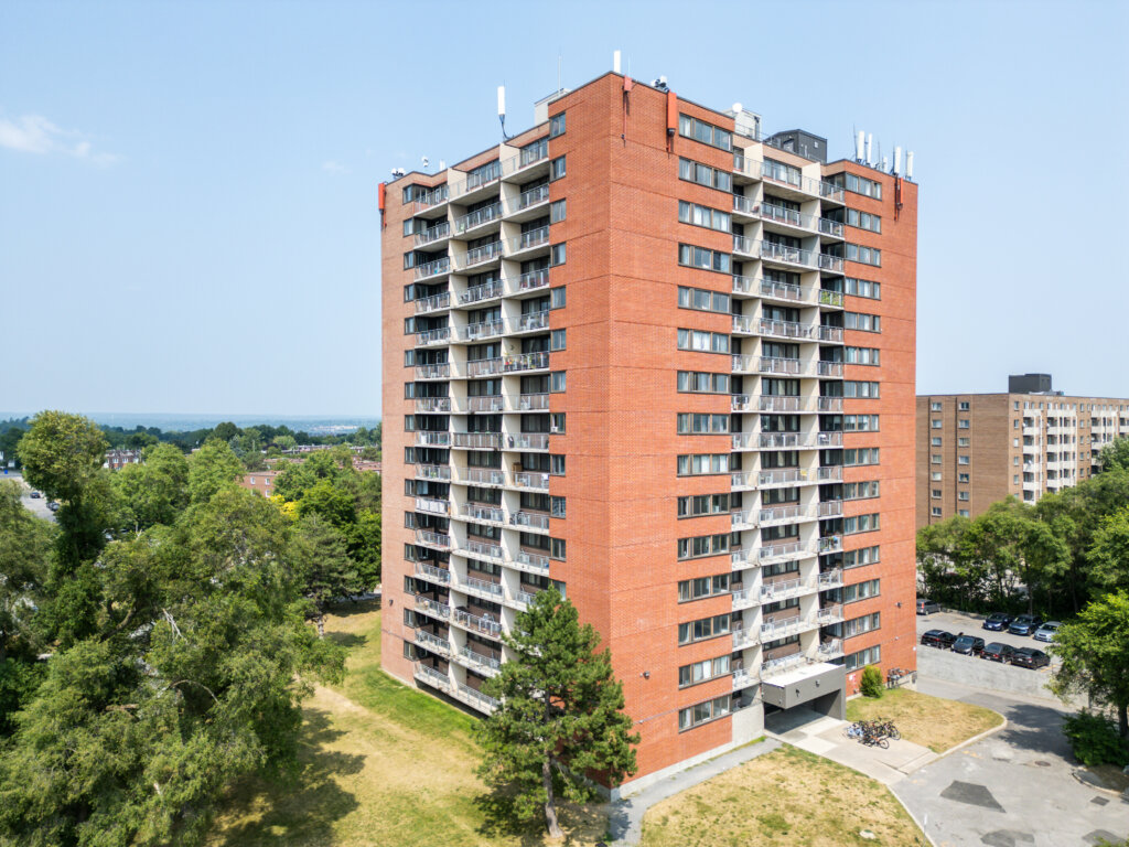 Immeuble avec balcons restaurés à Gatineau