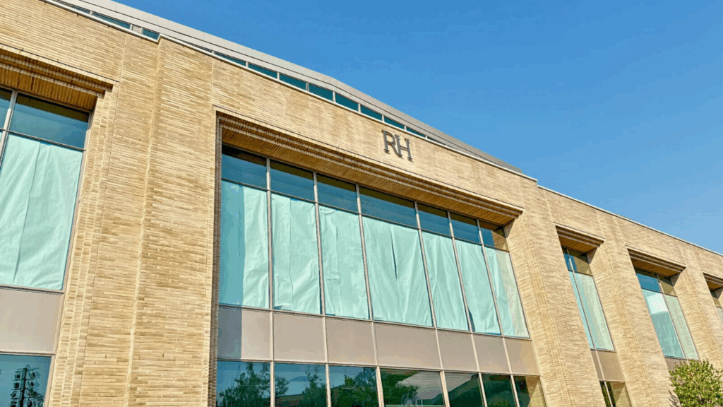 Linteaux cachés sur une des façades de Maison RH