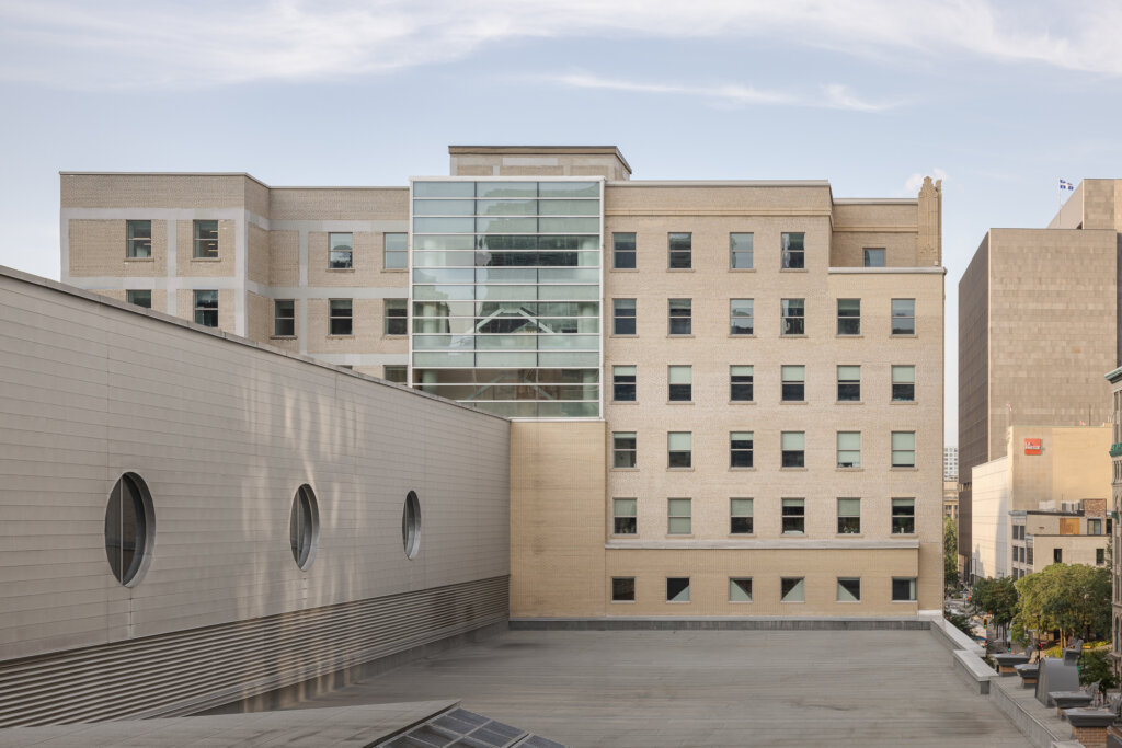 Toit de l'édifice. Roof top