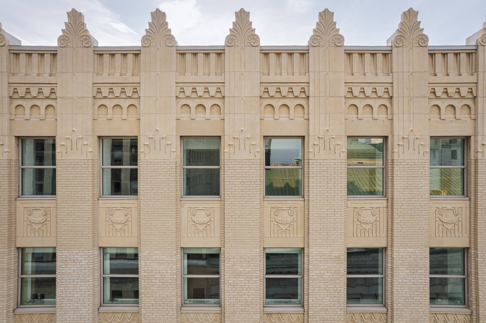 Détails d'une des façades. Facade closeup