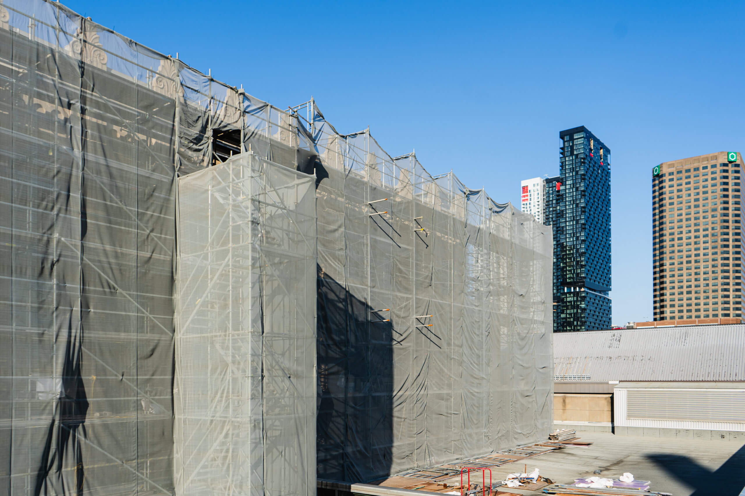 Échafaudage sur le toit. Scaffolding on the roof.